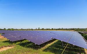 Solkraft EMK AB utför tjänsten Markbaserade solceller